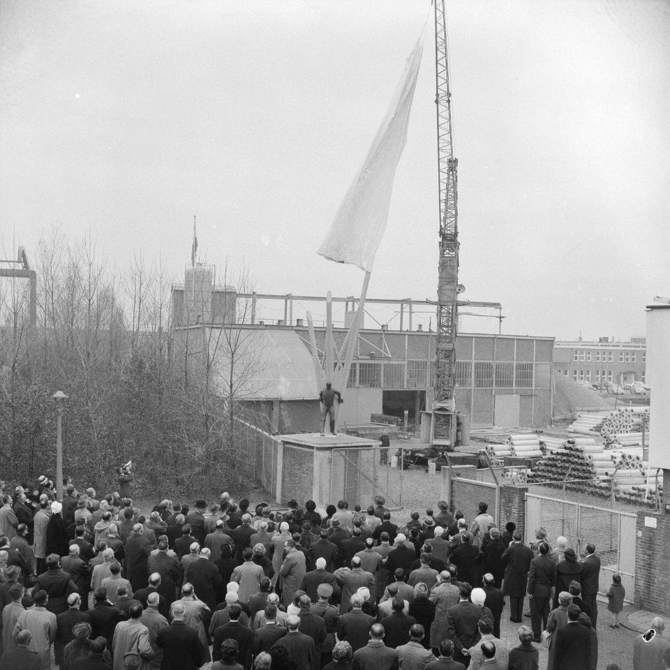 Onthulling beeld van D Stins bij de Waals Beton, Bestanddeelnr 913-2010