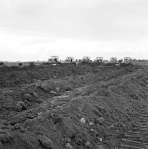 Ontginning, grondbewerking, egaliseren, bezanden, ruilverkavelingen, bulldozers,, Bestanddeelnr 159-0761