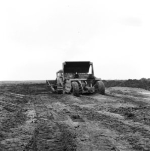Ontginning, grondbewerking, egaliseren, bezanden, lossende scraper, De Wilreit, Bestanddeelnr 159-0579