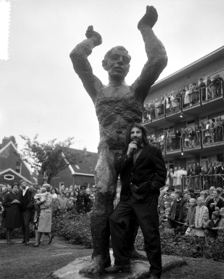 Onthulling beeld Pourquoi van beeldhouwer Miletic, Bestanddeelnr 916-7160