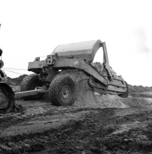 Ontginning, grondbewerking, egaliseren, bezanden, lossende scraper, De Wilreit, Bestanddeelnr 159-0580