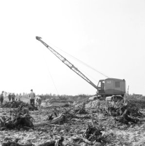 Ontginning, grondbewerking, egaliseren, bezanden, draglines, arbeiders, 'nieuwe , Bestanddeelnr 159-0617