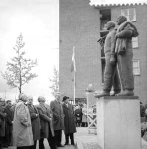 Onthulling beeld op het Bos en Lommeplein tgv het 50-jarig bestaan van het MV, Bestanddeelnr 911-2077
