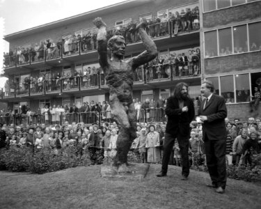 Onthulling beeld Pourquoi van beeldhouwer Miletic, Bestanddeelnr 916-7164