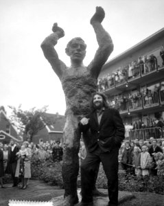 Onthulling beeld Pourquoi van beeldhouwer Miletic, Bestanddeelnr 916-7162