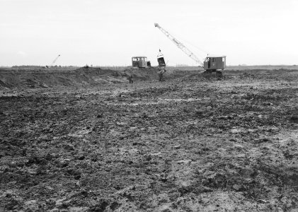 Ontginning, grondbewerking, egaliseren, bezanden, draglines, bulldozers, arbeide, Bestanddeelnr 159-0479
