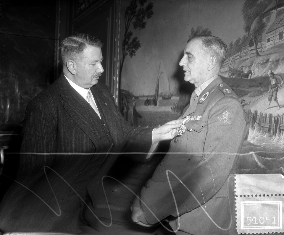 Onderscheidingen bij Nederlandse Rode Kruis uitgereikt door Baron van Tuyll van…, Bestanddeelnr 905-1051