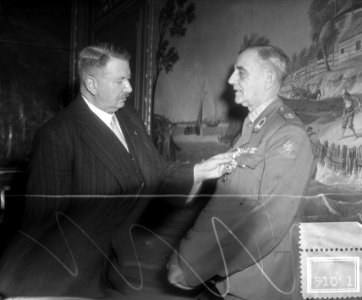 Onderscheidingen bij Nederlandse Rode Kruis uitgereikt door Baron van Tuyll van…, Bestanddeelnr 905-1051