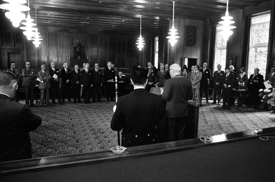 Ontvangst delegatie uit Duisburg op stadhuis burgemeester Samkalden (l) overhan, Bestanddeelnr 927-5039