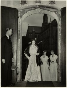 Ontvangst op het stadhuis in de Gravenzaal van de Bloemenkoningin. NL-HlmNHA 54005609