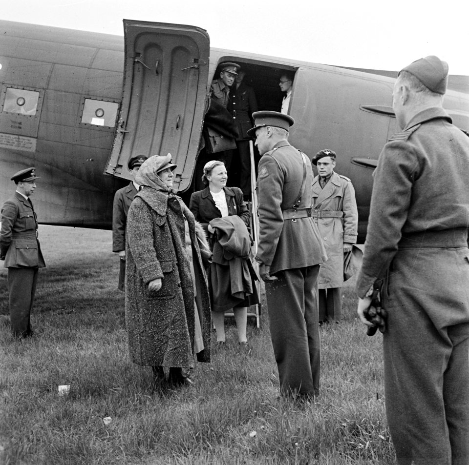 Ontvangst op vliegveld Gilze-Rijen. De Koningin wordt vergezeld door o.m. door h, Bestanddeelnr 900-2732