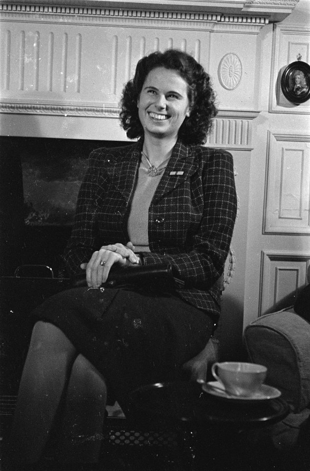 Ontvangst door koningin Wilhelmina voor enkele Nederlanders (Engelandvaarders) , Bestanddeelnr 935-1911