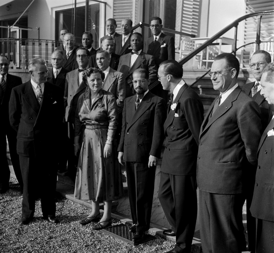 Ontvangst RTC (west) op paleis Soestdijk door koningin Juliana. Groepsportret, Bestanddeelnr 905-1037