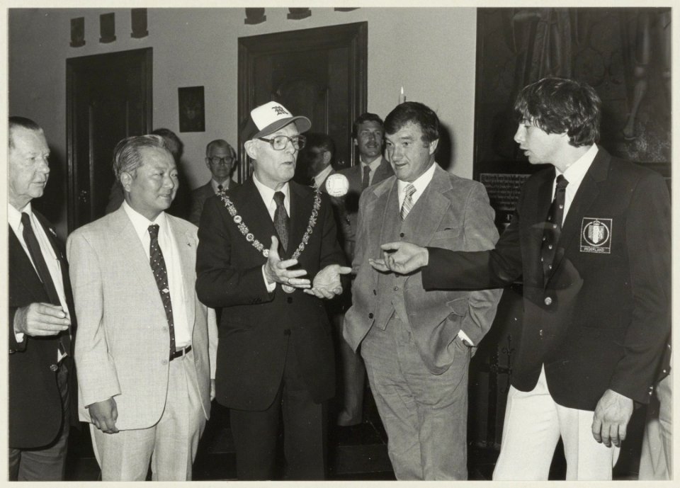 Ontvangst in de Gravenzaal van een delegatie van ongeveer 60 officials, spelers en coaches, door burgemeester Reehorst i.v.m. de Haarlemse Honkbalweek. NL-HlmNHA 54011514