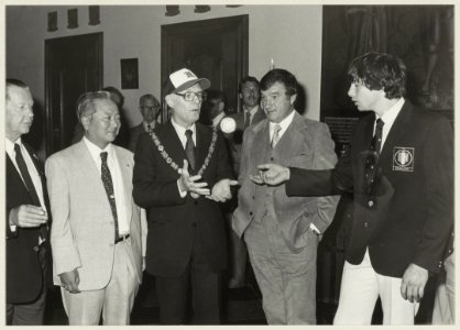 Ontvangst in de Gravenzaal van een delegatie van ongeveer 60 officials, spelers en coaches, door burgemeester Reehorst i.v.m. de Haarlemse Honkbalweek. NL-HlmNHA 54011514
