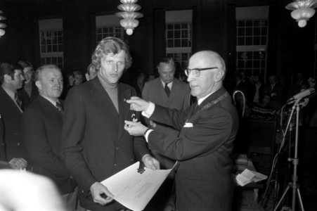 Onderscheiding van Ajax-speler Piet Keizer door burgemeester Ivo Samkalden, Bestanddeelnr 925-6414
