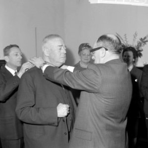 Onderscheiding voor A. J. M. de Bruyn (l) op Franse consulaat te Rotterdam, uitg, Bestanddeelnr 917-4129