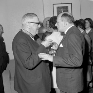 Onderscheiding voor A. J. M. de Bruyn (l) op Franse consulaat te Rotterdam, uitg, Bestanddeelnr 917-4125