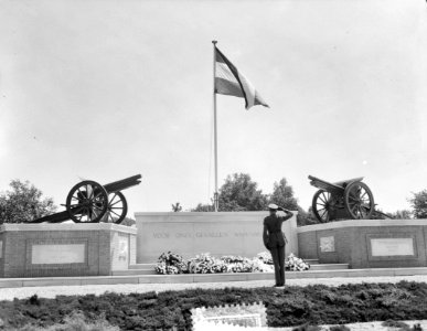 Onthulling artilleriemonument in Oldebroek door Ir. C. Staf. Monument met saluer, Bestanddeelnr 905-8090