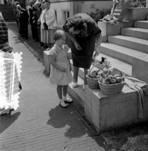 Ontvangst Ouden van Dagen op Paleis Soestdijk . Prinses Marijke met haar moeder, Bestanddeelnr 905-7727