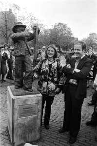 Onthulling beeldje van Kokadorus op Amstelveld door wethouder Treumann het be, Bestanddeelnr 929-3878