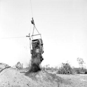 Ontginning, grondbewerking, egaliseren, bezanden, draglines, waterregge, Bestanddeelnr 159-0469