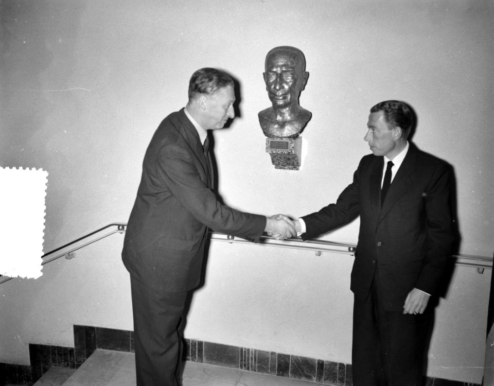 Onthulling beeld Cor Ruys schouwburg Deventer, Bestanddeelnr 908-3651