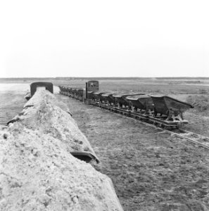 Ontginning, grondbewerking, egaliseren, bezanden, kipkarrentreinen, De Wilreit, Bestanddeelnr 159-0556