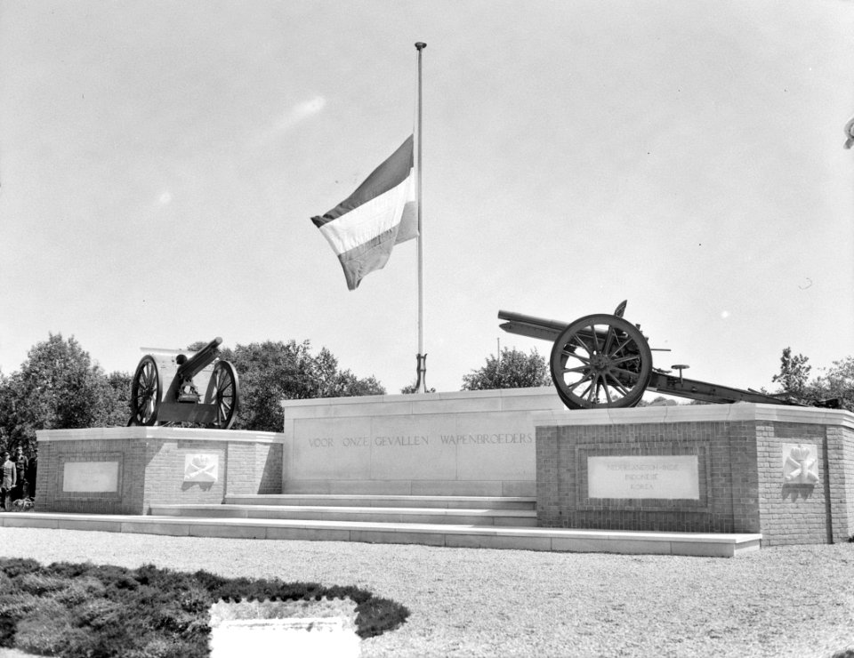 Onthulling artilleriemonument in Oldebroek door Ir. C. Staf, Bestanddeelnr 905-8091