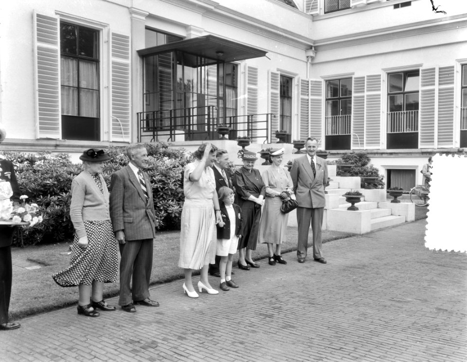 Ontvangst ouden van dagen uit Gramsbergen, Breukelen, Fijnaart op Soestdijk door, Bestanddeelnr 906-5397