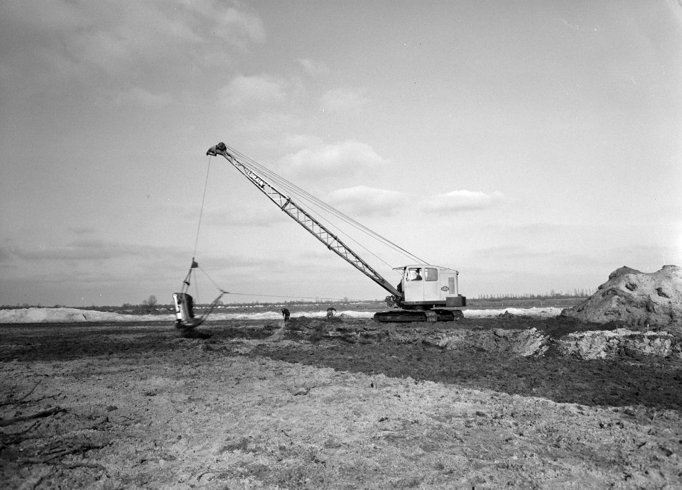 Ontginning, grondbewerking, egaliseren, bezanden, draglines, Bestanddeelnr 159-0235