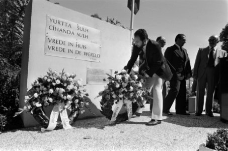 Onthulling Afertink monument aan de Klaprozenweg te Amsterdam-Noord, Bestanddeelnr 929-8739
