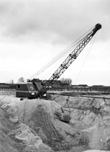 Ontginning, grondbewerking, egaliseren, bezanden, draglines, Bestanddeelnr 159-0171