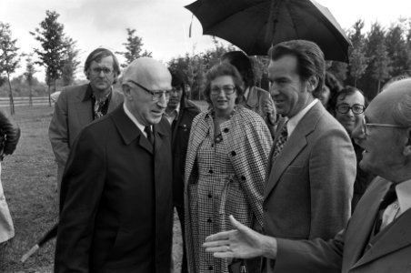 Onthulling beeld ter nagedachtenis aan president Allende van Chili links Samkal, Bestanddeelnr 928-1482
