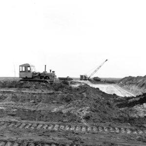 Ontginning, grondbewerking, egaliseren, bezanden, draglines, vrachtwagens, bulld, Bestanddeelnr 159-0563