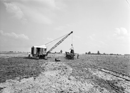 Ontginning, grondbewerking, egaliseren, bezanden, draglines, kipkarren, arbeider, Bestanddeelnr 159-0620