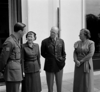 Ontvangst Eisenhower door koningin Juliana en prins Bernhard, Bestanddeelnr 904-5607