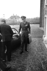 Ontvangst op Huis ten Bosch , Pieter van Vollenhoven bij auto, Bestanddeelnr 919-8967