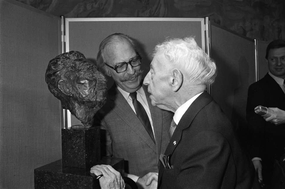 Onthulling bronzen portret van Arthur Rubinstein in de artistenfoyer van het Con, Bestanddeelnr 930-7874