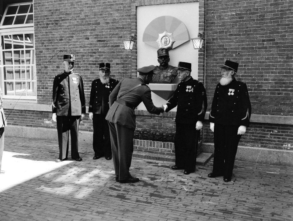 Onthulling borstbeeld van Generaal Van Heutsz aan de Oude Haven in Schoonhoven, Bestanddeelnr 907-1659