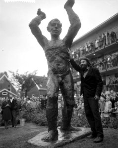 Onthulling beeld Pourquoi van beeldhouwer Miletic, Bestanddeelnr 916-7163