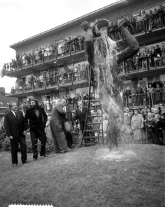 Onthulling beeld Pourquoi van beeldhouwer Miletic, Bestanddeelnr 916-7161