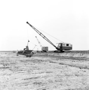 Ontginning, grondbewerking, egaliseren, bezanden, kipwagens, arbeiders, dragline, Bestanddeelnr 159-0548