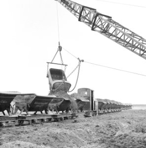 Ontginning, grondbewerking, egaliseren, bezanden, kipkarren, draglines, arbeider, Bestanddeelnr 159-0551