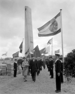 Onthulling koopvaardijmonument 'De Boeg te Rotterdam door prinses Margriet, Bestanddeelnr 908-4886
