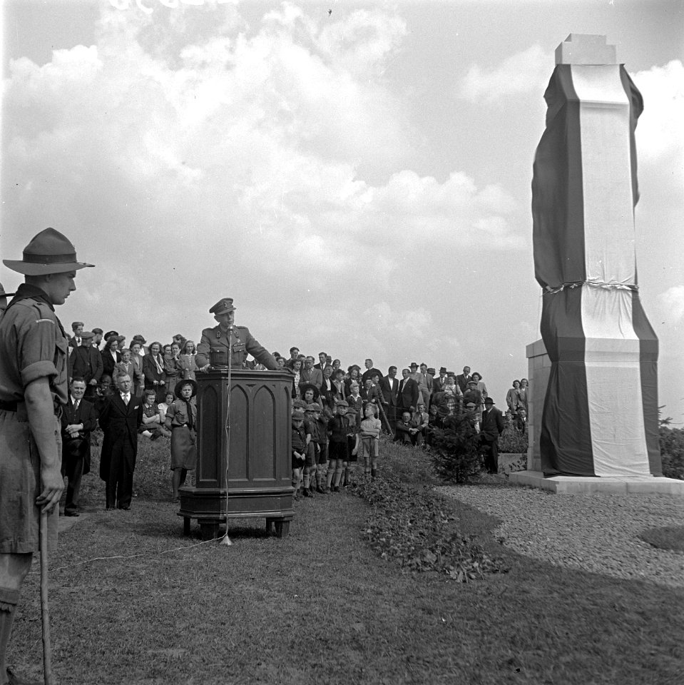 Onthulling monument gevallenen te Cuyk. Generaal Wilson spreekt, Bestanddeelnr 902-2658