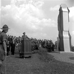 Onthulling monument gevallenen te Cuyk. Generaal Wilson spreekt, Bestanddeelnr 902-2658