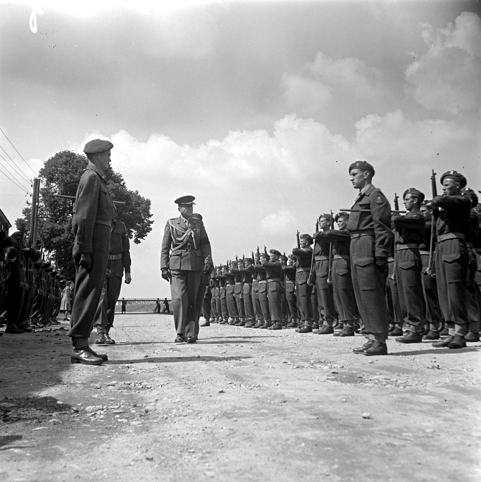 Onthulling monument gevallenen te Cuyk. Tijdens inspectie, Bestanddeelnr 902-2657