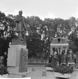 Onthulling monument PJ Troelstra door kleindochter mevrouw Veronica Baay te Le, Bestanddeelnr 914-3798