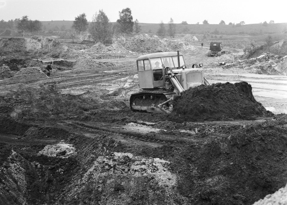Ontginning, grondbewerking, egaliseren, bezanden, bulldozers, Bestanddeelnr 159-0227